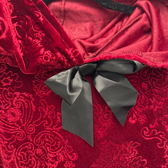 Spirit Halloween red velvet burnout cape hood black lace OS 1X vamp cosplay goth - Picture 5 of 11